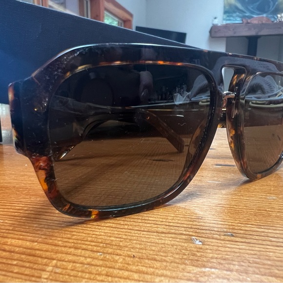 D&G sunglasses women's like new bought new at holt Renfrew Vancouver - Picture 4 of 7